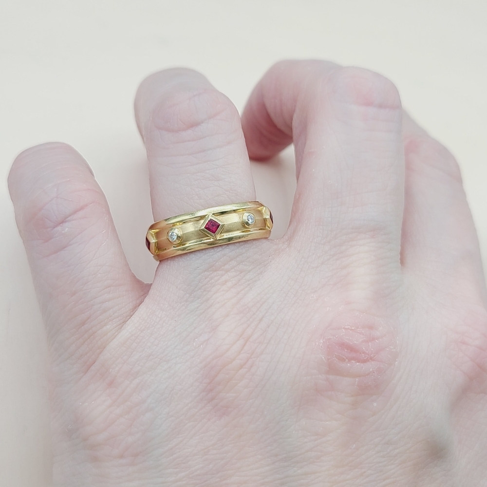 David Yurman Modern Renaissance Band Ring in 18k Gold With Rubies and Diamonds - Picture 6 of 10